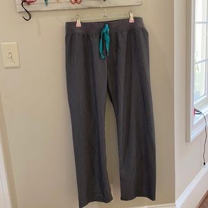 Figs Livingston medium gray petite scrub pant